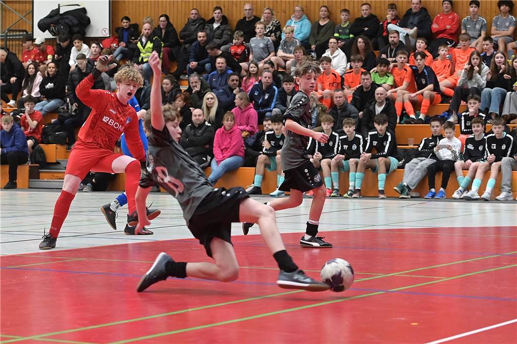 Die U15-Jungs des VfB Waltrop haben ihren 2024 gewonnenen Kreismeistertitel in der Halle souverän verteidigt. Dass die Regionalliga-Mannschaft vom Hirschkampstadion das Finale erreichen würde, war keine Überraschung. Ebenso wenig, dass der Gegner im Endspiel Gastgeber Spvgg. Erkenschwick hieß. Die beiden klassenhöchsten Teams marschierten mühelos durch die Gruppenspiele und das Halbfinale. Im Endspiel zeigten die Waltroper den „Schwickern“ mit 5:0 die Grenzen auf. Im kleinen Finale zuvor besiegte 1. SC BW Wulfen den TuS Haltern und sicherte sich Platz drei.