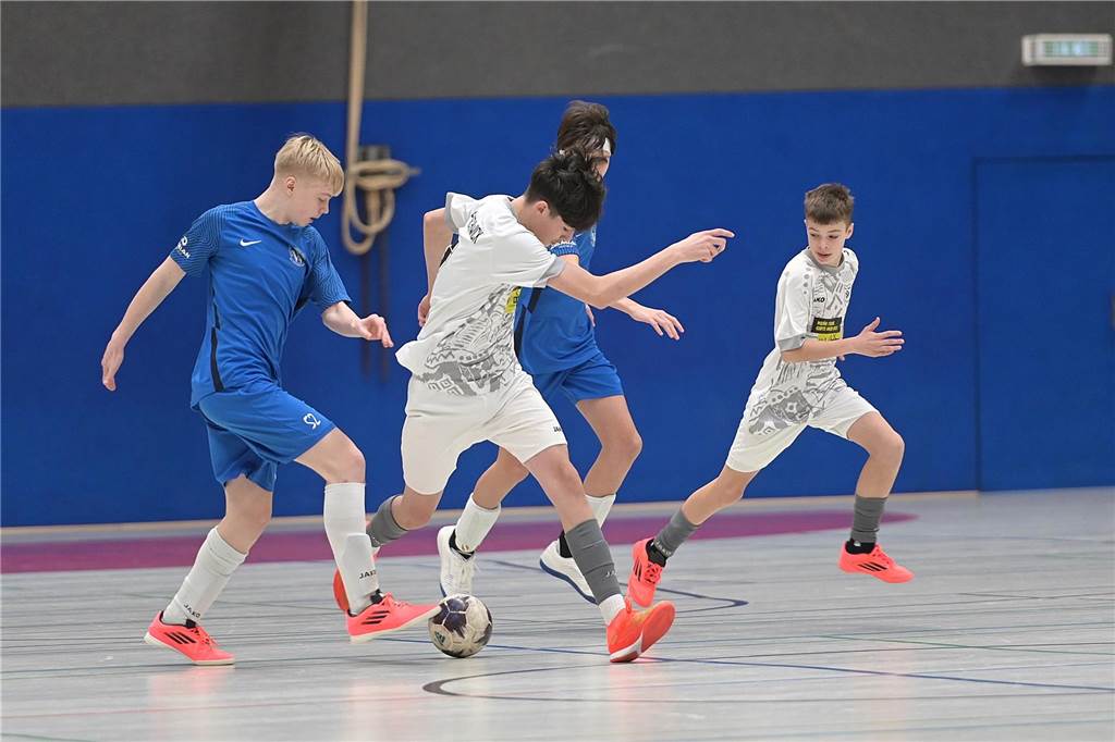 Die U15-Jungs des VfB Waltrop haben ihren 2024 gewonnenen Kreismeistertitel in der Halle souverän verteidigt. Dass die Regionalliga-Mannschaft vom Hirschkampstadion das Finale erreichen würde, war keine Überraschung. Ebenso wenig, dass der Gegner im Endspiel Gastgeber Spvgg. Erkenschwick hieß. Die beiden klassenhöchsten Teams marschierten mühelos durch die Gruppenspiele und das Halbfinale. Im Endspiel zeigten die Waltroper den „Schwickern“ mit 5:0 die Grenzen auf. Im kleinen Finale zuvor besiegte 1. SC BW Wulfen den TuS Haltern und sicherte sich Platz drei.