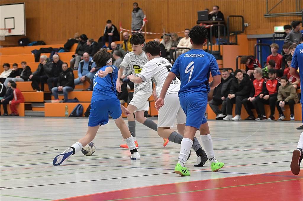 Die U15-Jungs des VfB Waltrop haben ihren 2024 gewonnenen Kreismeistertitel in der Halle souverän verteidigt. Dass die Regionalliga-Mannschaft vom Hirschkampstadion das Finale erreichen würde, war keine Überraschung. Ebenso wenig, dass der Gegner im Endspiel Gastgeber Spvgg. Erkenschwick hieß. Die beiden klassenhöchsten Teams marschierten mühelos durch die Gruppenspiele und das Halbfinale. Im Endspiel zeigten die Waltroper den „Schwickern“ mit 5:0 die Grenzen auf. Im kleinen Finale zuvor besiegte 1. SC BW Wulfen den TuS Haltern und sicherte sich Platz drei.