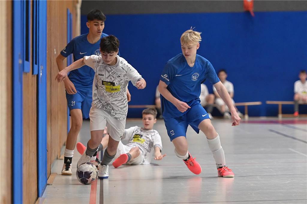 Die U15-Jungs des VfB Waltrop haben ihren 2024 gewonnenen Kreismeistertitel in der Halle souverän verteidigt. Dass die Regionalliga-Mannschaft vom Hirschkampstadion das Finale erreichen würde, war keine Überraschung. Ebenso wenig, dass der Gegner im Endspiel Gastgeber Spvgg. Erkenschwick hieß. Die beiden klassenhöchsten Teams marschierten mühelos durch die Gruppenspiele und das Halbfinale. Im Endspiel zeigten die Waltroper den „Schwickern“ mit 5:0 die Grenzen auf. Im kleinen Finale zuvor besiegte 1. SC BW Wulfen den TuS Haltern und sicherte sich Platz drei.
