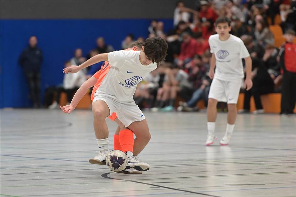 Die U15-Jungs des VfB Waltrop haben ihren 2024 gewonnenen Kreismeistertitel in der Halle souverän verteidigt. Dass die Regionalliga-Mannschaft vom Hirschkampstadion das Finale erreichen würde, war keine Überraschung. Ebenso wenig, dass der Gegner im Endspiel Gastgeber Spvgg. Erkenschwick hieß. Die beiden klassenhöchsten Teams marschierten mühelos durch die Gruppenspiele und das Halbfinale. Im Endspiel zeigten die Waltroper den „Schwickern“ mit 5:0 die Grenzen auf. Im kleinen Finale zuvor besiegte 1. SC BW Wulfen den TuS Haltern und sicherte sich Platz drei.