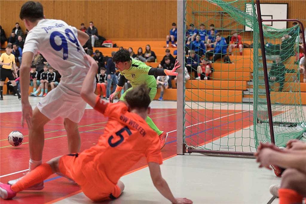 Die U15-Jungs des VfB Waltrop haben ihren 2024 gewonnenen Kreismeistertitel in der Halle souverän verteidigt. Dass die Regionalliga-Mannschaft vom Hirschkampstadion das Finale erreichen würde, war keine Überraschung. Ebenso wenig, dass der Gegner im Endspiel Gastgeber Spvgg. Erkenschwick hieß. Die beiden klassenhöchsten Teams marschierten mühelos durch die Gruppenspiele und das Halbfinale. Im Endspiel zeigten die Waltroper den „Schwickern“ mit 5:0 die Grenzen auf. Im kleinen Finale zuvor besiegte 1. SC BW Wulfen den TuS Haltern und sicherte sich Platz drei.