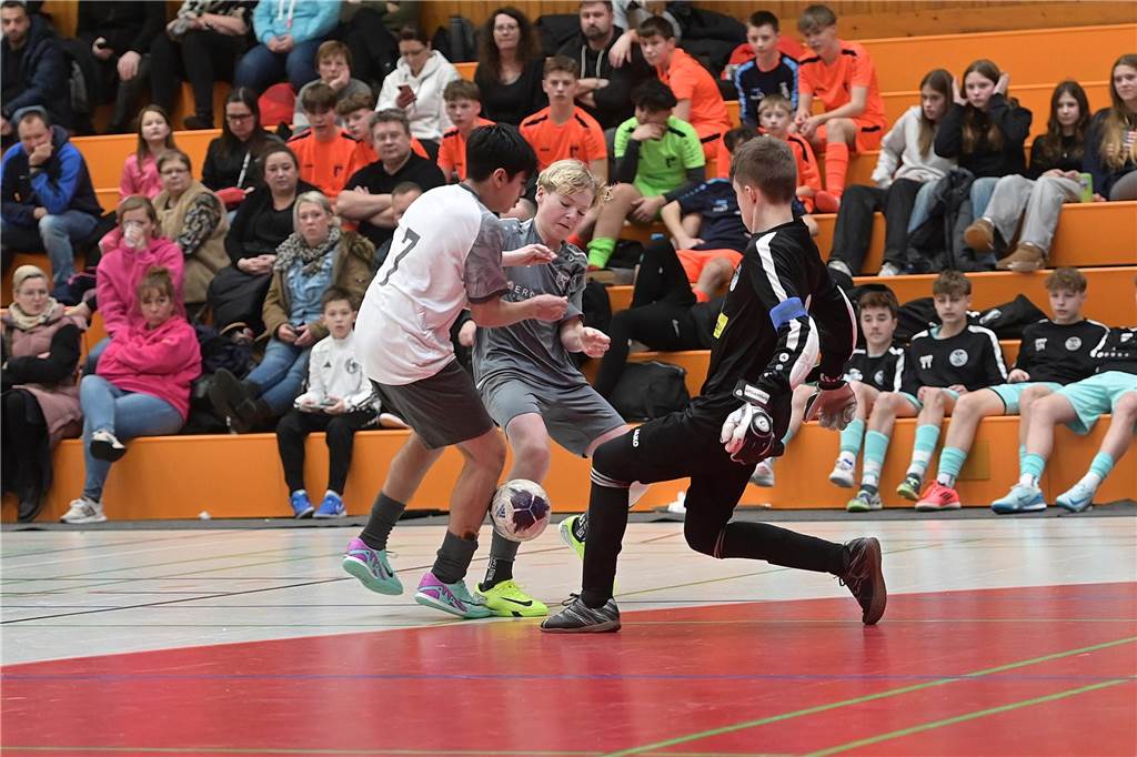 Die U15-Jungs des VfB Waltrop haben ihren 2024 gewonnenen Kreismeistertitel in der Halle souverän verteidigt. Dass die Regionalliga-Mannschaft vom Hirschkampstadion das Finale erreichen würde, war keine Überraschung. Ebenso wenig, dass der Gegner im Endspiel Gastgeber Spvgg. Erkenschwick hieß. Die beiden klassenhöchsten Teams marschierten mühelos durch die Gruppenspiele und das Halbfinale. Im Endspiel zeigten die Waltroper den „Schwickern“ mit 5:0 die Grenzen auf. Im kleinen Finale zuvor besiegte 1. SC BW Wulfen den TuS Haltern und sicherte sich Platz drei.