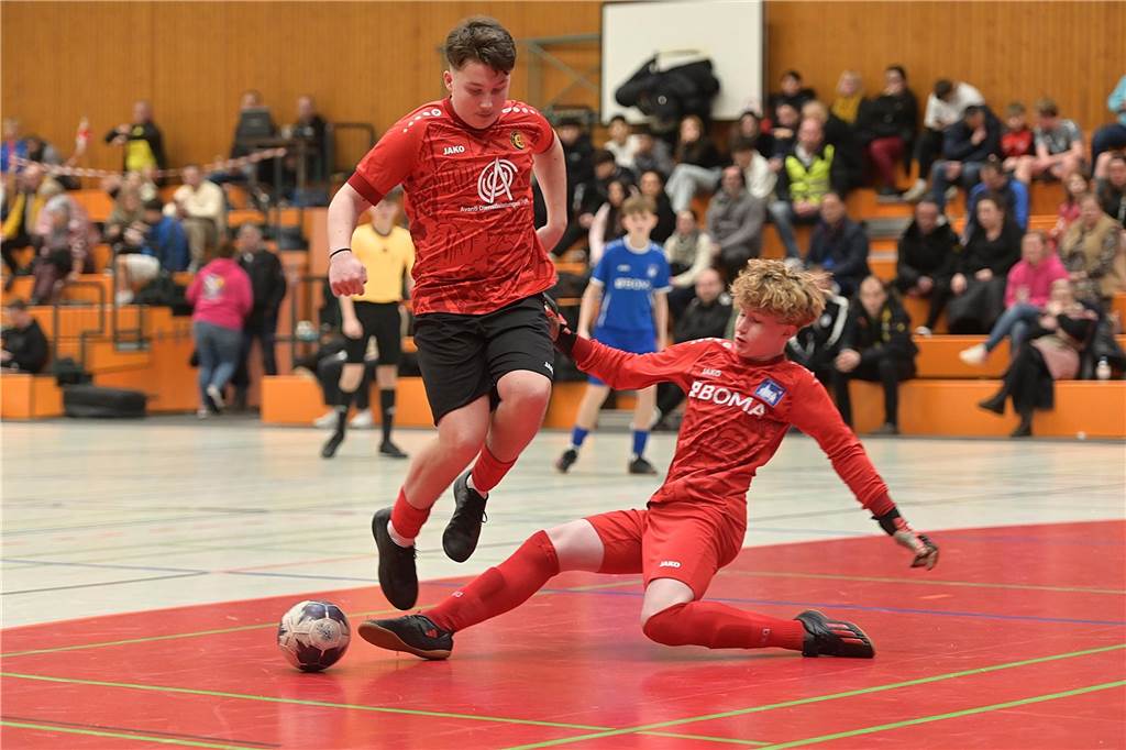 Die U15-Jungs des VfB Waltrop haben ihren 2024 gewonnenen Kreismeistertitel in der Halle souverän verteidigt. Dass die Regionalliga-Mannschaft vom Hirschkampstadion das Finale erreichen würde, war keine Überraschung. Ebenso wenig, dass der Gegner im Endspiel Gastgeber Spvgg. Erkenschwick hieß. Die beiden klassenhöchsten Teams marschierten mühelos durch die Gruppenspiele und das Halbfinale. Im Endspiel zeigten die Waltroper den „Schwickern“ mit 5:0 die Grenzen auf. Im kleinen Finale zuvor besiegte 1. SC BW Wulfen den TuS Haltern und sicherte sich Platz drei.