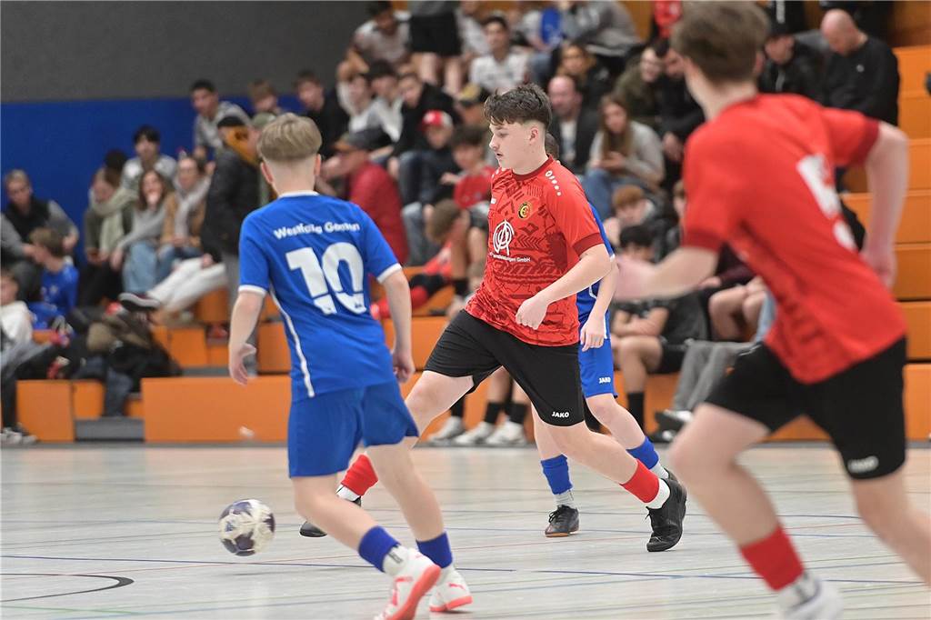 Die U15-Jungs des VfB Waltrop haben ihren 2024 gewonnenen Kreismeistertitel in der Halle souverän verteidigt. Dass die Regionalliga-Mannschaft vom Hirschkampstadion das Finale erreichen würde, war keine Überraschung. Ebenso wenig, dass der Gegner im Endspiel Gastgeber Spvgg. Erkenschwick hieß. Die beiden klassenhöchsten Teams marschierten mühelos durch die Gruppenspiele und das Halbfinale. Im Endspiel zeigten die Waltroper den „Schwickern“ mit 5:0 die Grenzen auf. Im kleinen Finale zuvor besiegte 1. SC BW Wulfen den TuS Haltern und sicherte sich Platz drei.