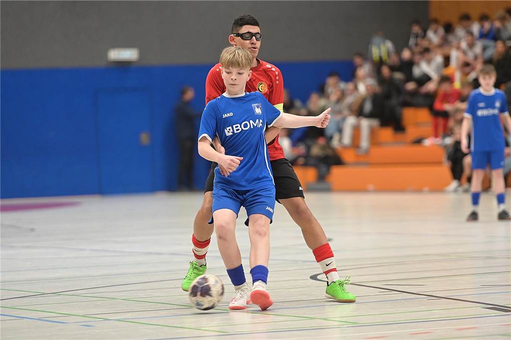 Die U15-Jungs des VfB Waltrop haben ihren 2024 gewonnenen Kreismeistertitel in der Halle souverän verteidigt. Dass die Regionalliga-Mannschaft vom Hirschkampstadion das Finale erreichen würde, war keine Überraschung. Ebenso wenig, dass der Gegner im Endspiel Gastgeber Spvgg. Erkenschwick hieß. Die beiden klassenhöchsten Teams marschierten mühelos durch die Gruppenspiele und das Halbfinale. Im Endspiel zeigten die Waltroper den „Schwickern“ mit 5:0 die Grenzen auf. Im kleinen Finale zuvor besiegte 1. SC BW Wulfen den TuS Haltern und sicherte sich Platz drei.
