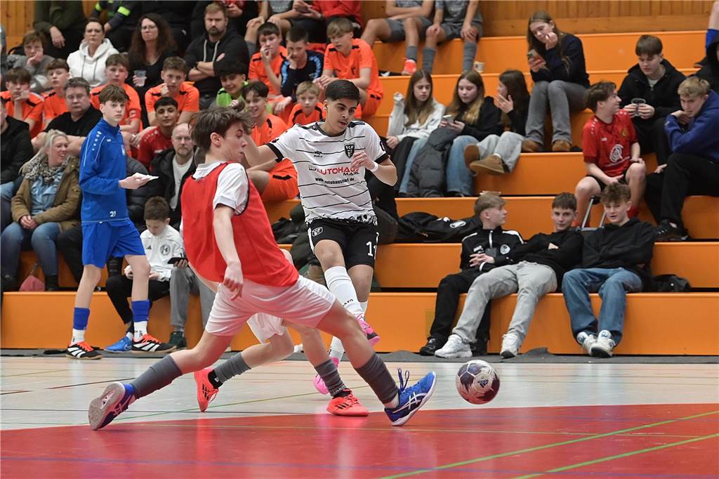 Die U15-Jungs des VfB Waltrop haben ihren 2024 gewonnenen Kreismeistertitel in der Halle souverän verteidigt. Dass die Regionalliga-Mannschaft vom Hirschkampstadion das Finale erreichen würde, war keine Überraschung. Ebenso wenig, dass der Gegner im Endspiel Gastgeber Spvgg. Erkenschwick hieß. Die beiden klassenhöchsten Teams marschierten mühelos durch die Gruppenspiele und das Halbfinale. Im Endspiel zeigten die Waltroper den „Schwickern“ mit 5:0 die Grenzen auf. Im kleinen Finale zuvor besiegte 1. SC BW Wulfen den TuS Haltern und sicherte sich Platz drei.