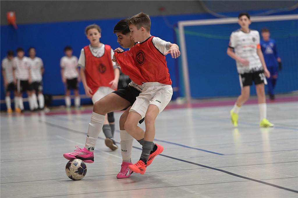 Die U15-Jungs des VfB Waltrop haben ihren 2024 gewonnenen Kreismeistertitel in der Halle souverän verteidigt. Dass die Regionalliga-Mannschaft vom Hirschkampstadion das Finale erreichen würde, war keine Überraschung. Ebenso wenig, dass der Gegner im Endspiel Gastgeber Spvgg. Erkenschwick hieß. Die beiden klassenhöchsten Teams marschierten mühelos durch die Gruppenspiele und das Halbfinale. Im Endspiel zeigten die Waltroper den „Schwickern“ mit 5:0 die Grenzen auf. Im kleinen Finale zuvor besiegte 1. SC BW Wulfen den TuS Haltern und sicherte sich Platz drei.