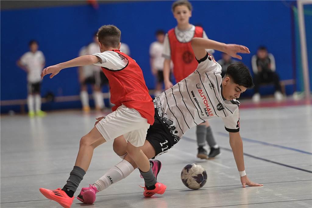 Die U15-Jungs des VfB Waltrop haben ihren 2024 gewonnenen Kreismeistertitel in der Halle souverän verteidigt. Dass die Regionalliga-Mannschaft vom Hirschkampstadion das Finale erreichen würde, war keine Überraschung. Ebenso wenig, dass der Gegner im Endspiel Gastgeber Spvgg. Erkenschwick hieß. Die beiden klassenhöchsten Teams marschierten mühelos durch die Gruppenspiele und das Halbfinale. Im Endspiel zeigten die Waltroper den „Schwickern“ mit 5:0 die Grenzen auf. Im kleinen Finale zuvor besiegte 1. SC BW Wulfen den TuS Haltern und sicherte sich Platz drei.