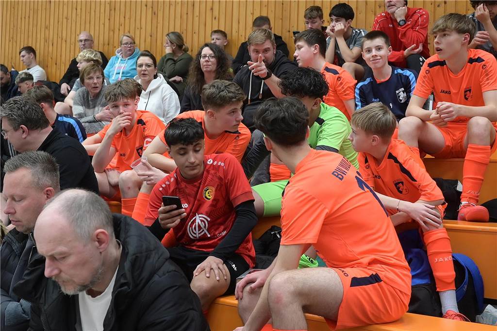 Die U15-Jungs des VfB Waltrop haben ihren 2024 gewonnenen Kreismeistertitel in der Halle souverän verteidigt. Dass die Regionalliga-Mannschaft vom Hirschkampstadion das Finale erreichen würde, war keine Überraschung. Ebenso wenig, dass der Gegner im Endspiel Gastgeber Spvgg. Erkenschwick hieß. Die beiden klassenhöchsten Teams marschierten mühelos durch die Gruppenspiele und das Halbfinale. Im Endspiel zeigten die Waltroper den „Schwickern“ mit 5:0 die Grenzen auf. Im kleinen Finale zuvor besiegte 1. SC BW Wulfen den TuS Haltern und sicherte sich Platz drei.