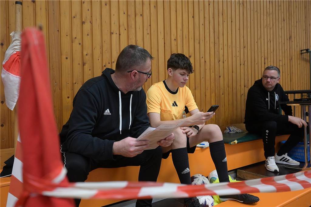 Die U15-Jungs des VfB Waltrop haben ihren 2024 gewonnenen Kreismeistertitel in der Halle souverän verteidigt. Dass die Regionalliga-Mannschaft vom Hirschkampstadion das Finale erreichen würde, war keine Überraschung. Ebenso wenig, dass der Gegner im Endspiel Gastgeber Spvgg. Erkenschwick hieß. Die beiden klassenhöchsten Teams marschierten mühelos durch die Gruppenspiele und das Halbfinale. Im Endspiel zeigten die Waltroper den „Schwickern“ mit 5:0 die Grenzen auf. Im kleinen Finale zuvor besiegte 1. SC BW Wulfen den TuS Haltern und sicherte sich Platz drei.