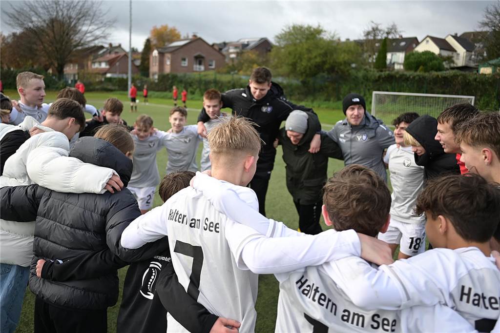 Erste Runde im Junioren-Westfalenpokal: Haltern und Erkenschwick schon ausgeschieden Die U15 von TuS Haltern am See mit ihrem Trainer Lucas Adelt.
