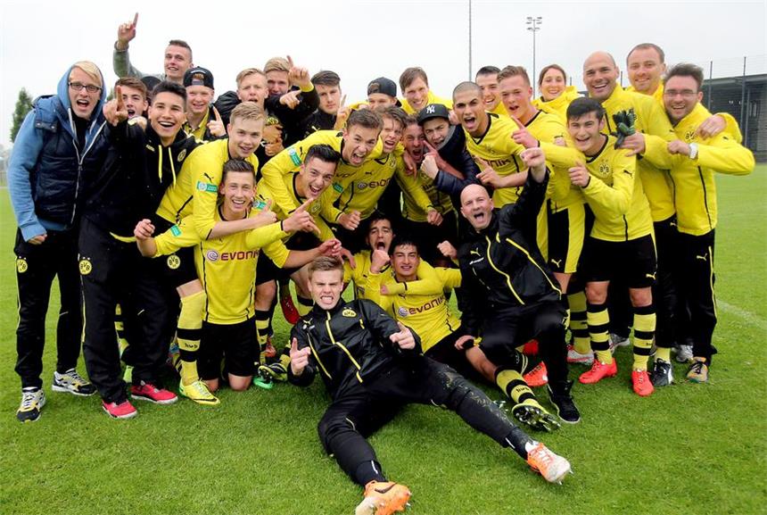 BVB-U17 steht nach furiosem 4:0-Sieg im Finale Die U17 des BVB steht nach dem 4:0-Sieg in Berlin im Finale um die Deutsche Meisterschaft.