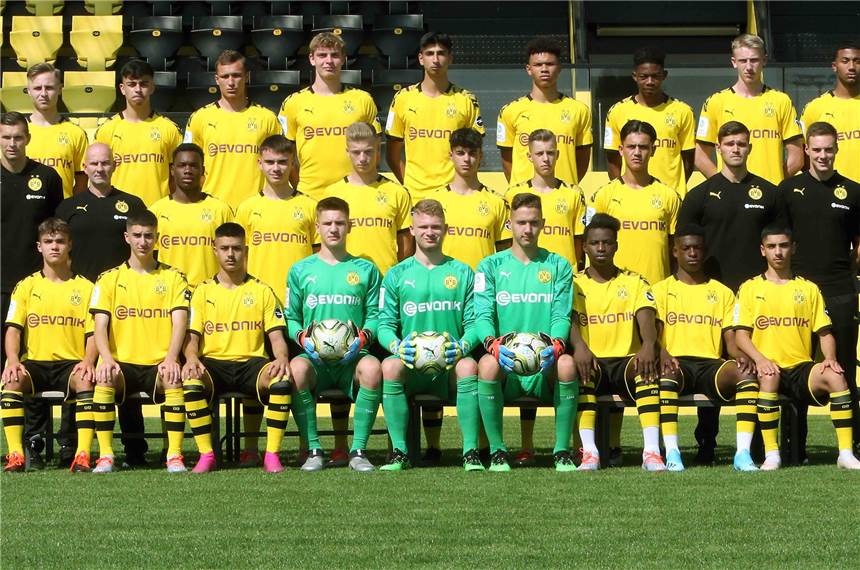 Der Kader in Bildern: Das ist die neue U17 von Borussia Dortmund Die U17 von Borussia Dortmund