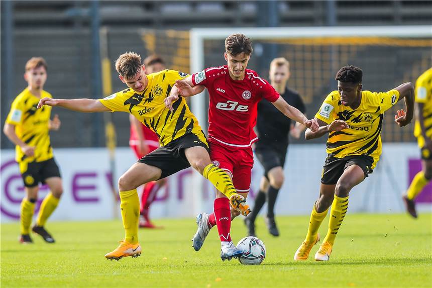 Youssoufa Moukoko ballert BVB-A-Jugend in die nächste Runde, B-Junioren mit Derby-Patzer Die U17 von Borussia Dortmund unterlag im Derby.