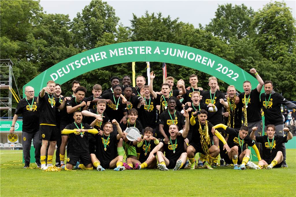 BVB-Nachwuchschef Lars Ricken: „Edin Terzic ist für uns ein Geschenk“ Die U19 des BVB bejubelt die Meisterschaft.