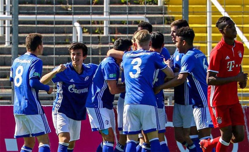 Schalker U19 steht mit einem Bein im Finale Die U19 des FC Schalke 04 siegte in München mit 3:1. Beim Rückspiel in Wattenscheid können die Königsblauen den Einzug ins Finale perfekt machen.