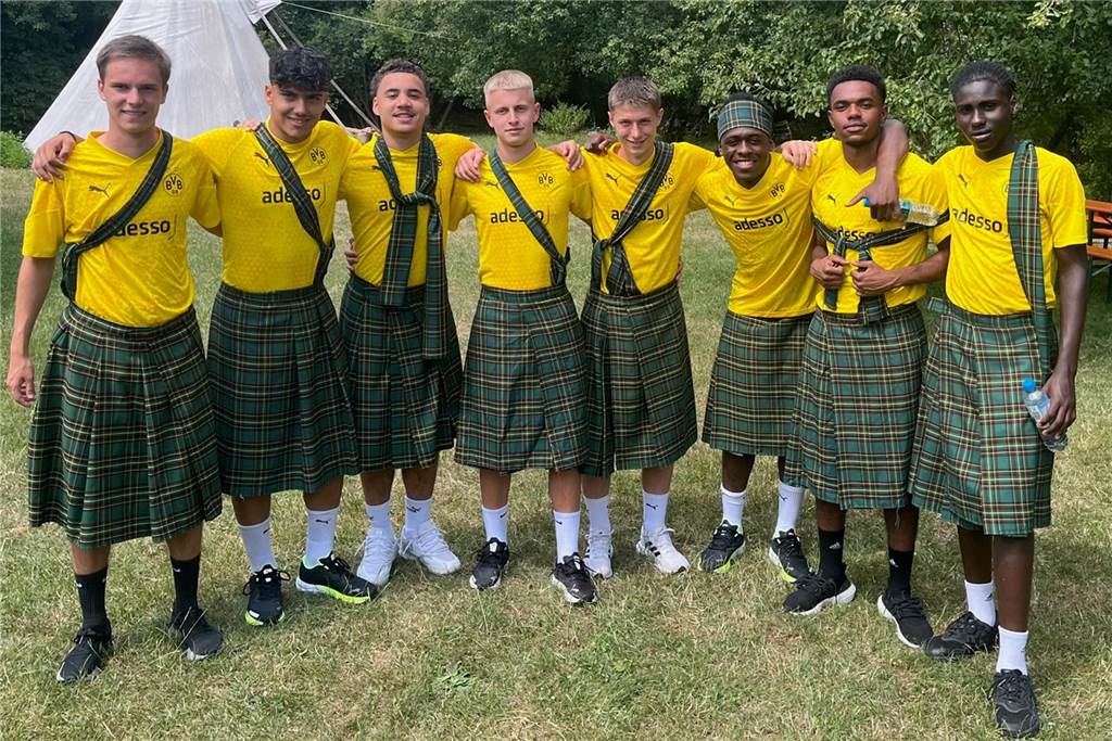 Die BVB-U19-Spieler posieren für ein Gruppenbild.