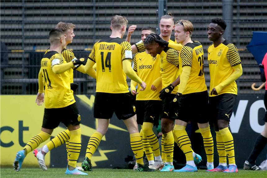 Bradley Fink eiskalt gegen Leverkusen: BVB-U19 baut die Tabellenführung aus Die U19 von Borussia Dortmund darf sich über einen wichtigen Sieg freuen.