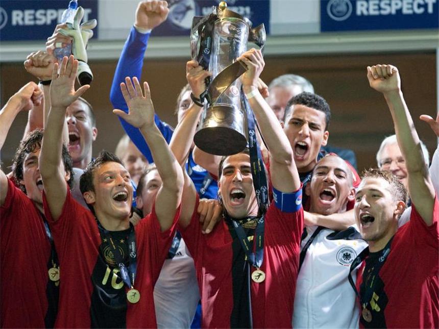 Die deutschen U21-Europameister von 2009 Die U21-Europameister feiern in Malmö den Titel: Mats Hummels, Mesut Özil, Sami Khedira, Änis Ben-Hatira, Jerome Boateng und Fabian Johnson (l-r). Foto: Friso Gentsch
