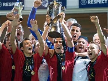 Die U21-Europameister feiern in Malmö den Titel: Mats Hummels, Mesut Özil, Sami Khedira, Änis Ben-Hatira, Jerome Boateng und Fabian Johnson (l-r). Foto: Friso Gentsch