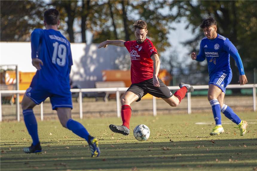 HSC-U23 mit „Oberliga-Mut“ gegen angeschlagene Mühlhausener Marian Ilic und Stefan Becker vom Holzwickeder SC II - hier im Spiel gegen die DJK Körne - möchten dem SSV Mühlhausen gerne ein Beinchen stellen.
