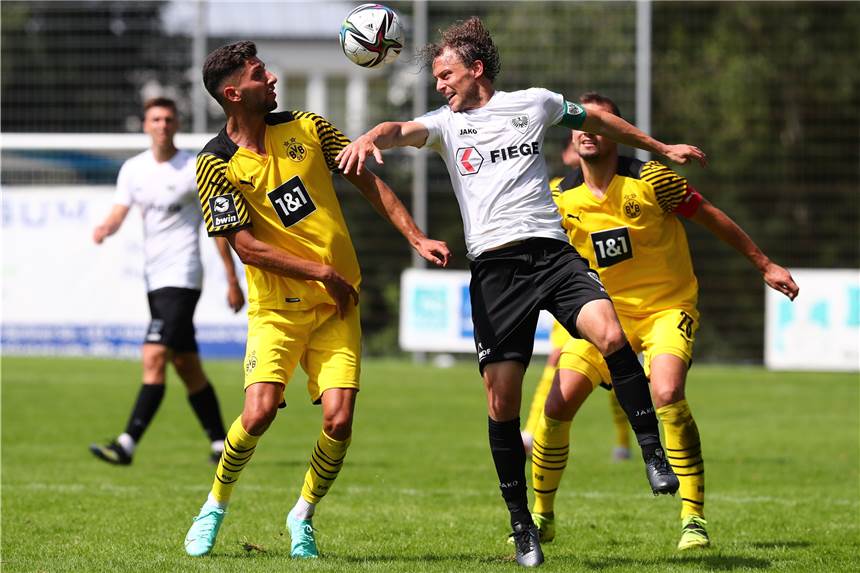 BVB-U23 verliert Generalprobe - aber Trainer Maaßen zieht einige positive Schlüsse Die U23 von Borussia Dortmund, hier mit Mittelfeldspieler Aday Ercan, hat am Sonntag das Testspiel gegen den SC Preußen Münster verloren.