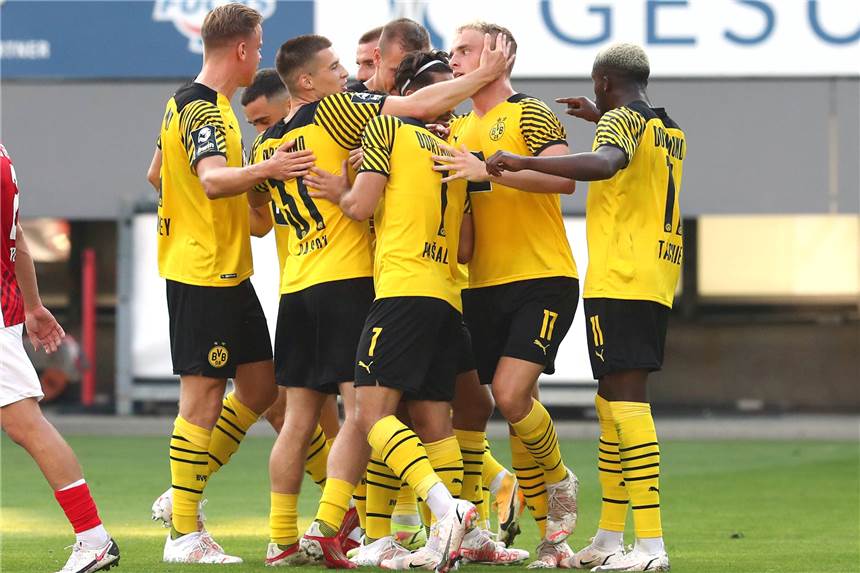 Highlights im Video: 7-Tore-Spektakel der BVB-U23 in Freiburg Die U23 von Borussia Dortmund setzte sich gegen die Freiburger Reserve durch.