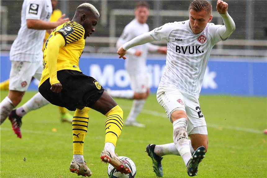 Video-Highlights: BVB-U23 schießt sich gegen Würzburg an die Tabellenspitze Die U23 von Borussia Dortmund setzte sich gegen Würzburg durch.