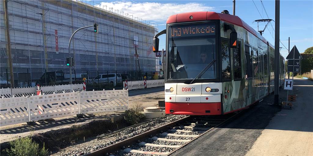Stadtbahn-Ausbau in Dortmund: DSW21 erreicht wichtigen Meilenstein Eine Straßenbahn fährt auf Schienen.