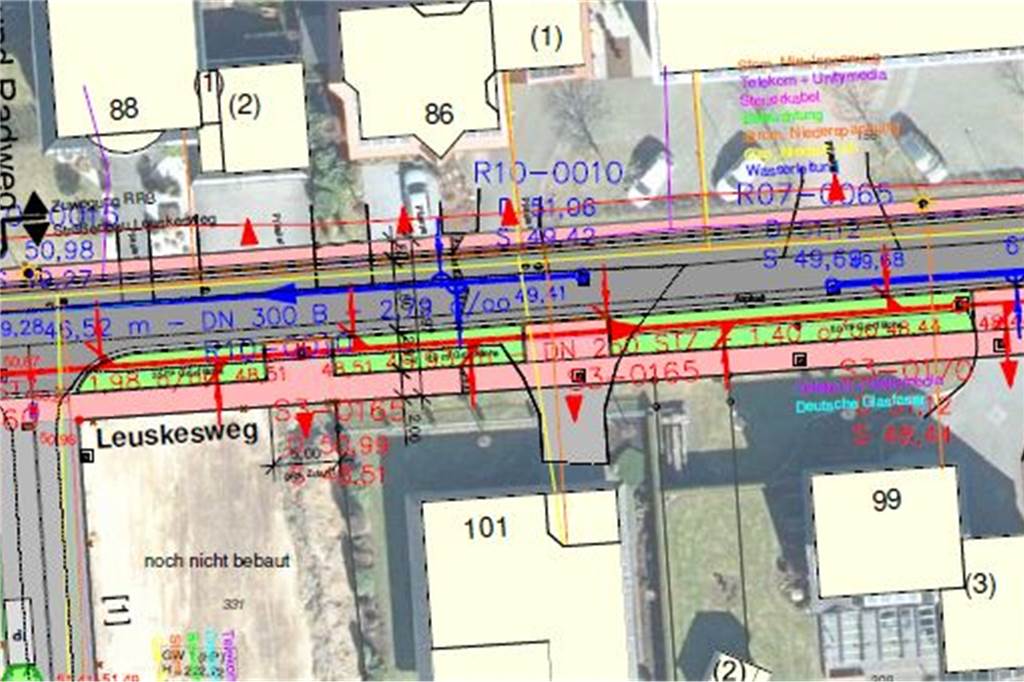 Endausbau Leuskesweg: Müssen die Anwohner zigtausende Euro zahlen? Die überarbeitete Version sieht Grünflächen vor. 300 Quadratmeter Pflasterflächen könnten so eingespart werden.