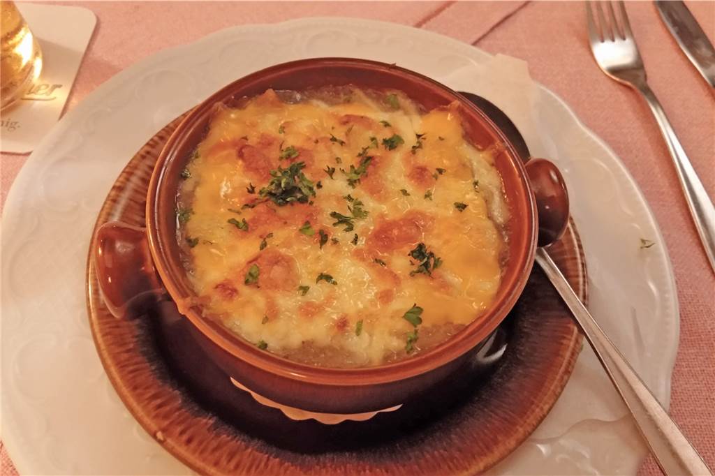 Schlemmen mitten im Grünen beim Traditionsgasthaus Voss in Quantwick Die überbackene Käsesuppe