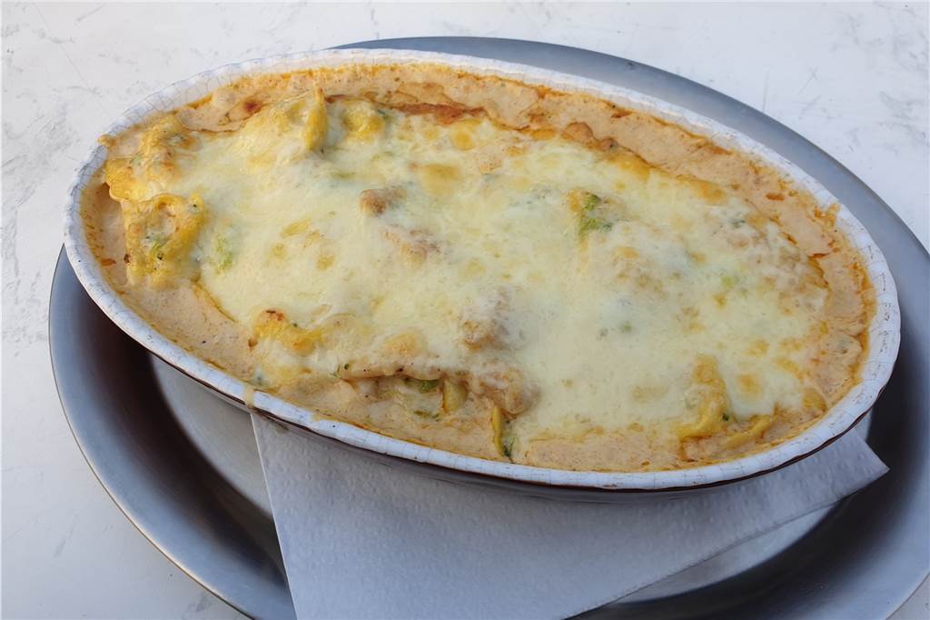 Pizzeria Bambino überzeugt mit knuspriger Pizza in grünem Ambiente Die überbackenen Tortellini in Sahnesauce mit Brokkoli und Putenstreifen schmecken sehr lecker.