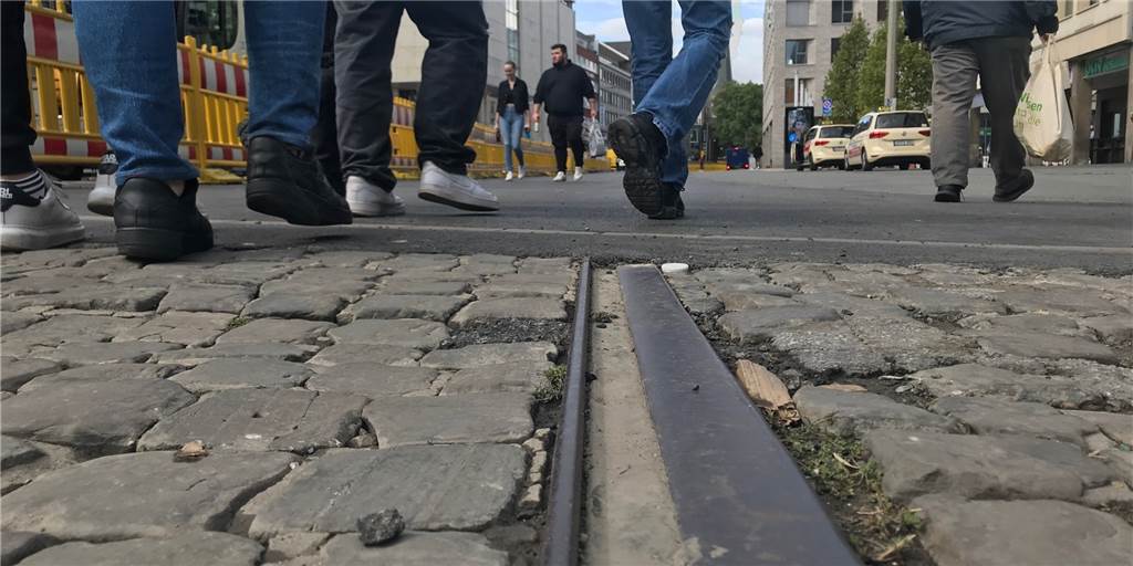 Die Überbleibsel aus der Zeit der Dortmunder Straßenbahnen verschwinden – jetzt auch an der Reinoldikirche.