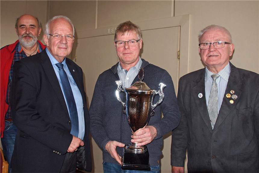 Vogelfreunde Stadtlohn haben die Stadthalle in ein Vogelparadies verwandelt Die Übergabe des Bürgermeister-Könning-Pokals an Ludger Terbrack, rechts neben ihm Vorsitzender Gerhard Olbers und links im Bild Vorstandsmitglied Heinz Hermeling.