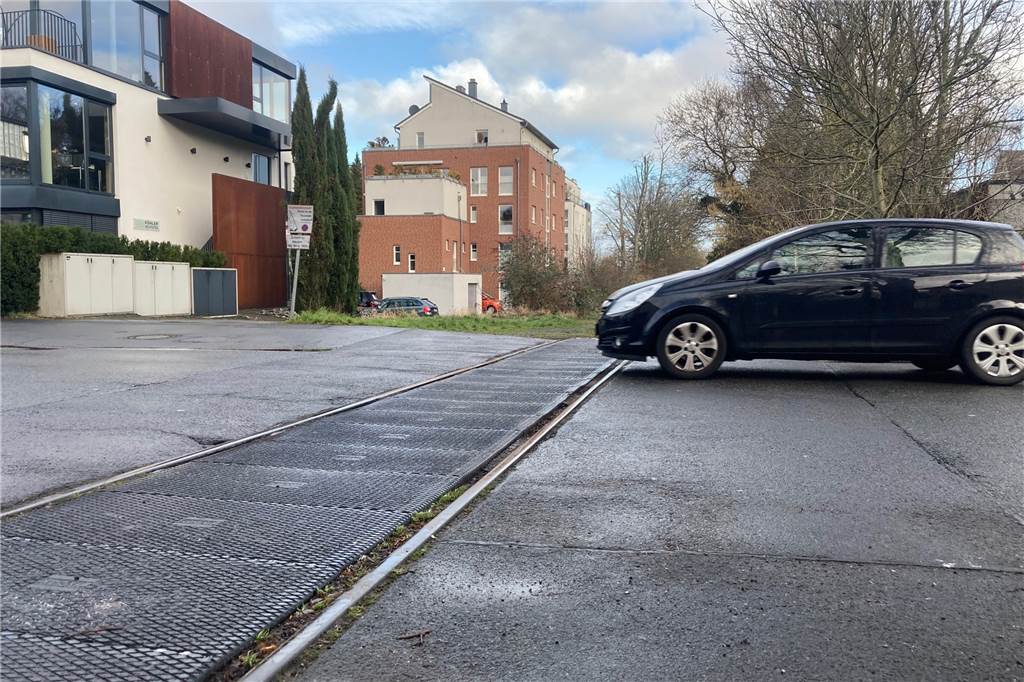 Verspätung: Neuer Termin für Baustart des Gartenstadt-Radwegs bekannt Die Übergänge des künftigen Radwegs über Durchgangsstraßen wie hier am Defdahl müssen neu gestaltet werden. Radfahrer haben dann Vorfahrt.