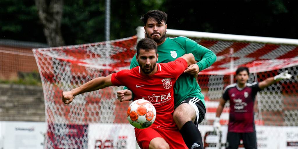Wichtige Änderung im Amateurfußball: Demnächst gibt es am Spieltag mehr Kaderplätze Die überkreislichen Mannschaften wie der Lüner SV (rote Trikots) und der BSV Schüren können demnächst auf größere Spieltagskader zurückgreifen.
