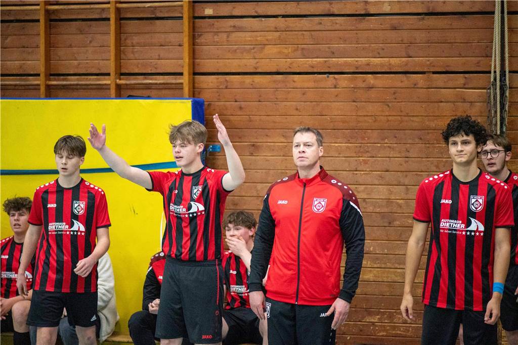 Die Überraschung blieb aus: U19-Westfalenligist TuS Haltern am See hat sich bei der Hallen-Stadtmeisterschaft der A-Junioren souverän mit drei Siegen aus drei Spielen durchgesetzt. Zweiter wurde der SV Bossendorf, Dritter die JSG ETuS/Lippramsdorf und Vierter der SV Hullern.