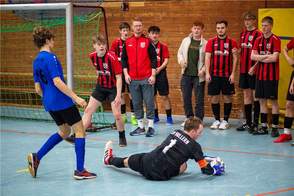 Die Überraschung blieb aus: U19-Westfalenligist TuS Haltern am See hat sich bei der Hallen-Stadtmeisterschaft der A-Junioren souverän mit drei Siegen aus drei Spielen durchgesetzt. Zweiter wurde der SV Bossendorf, Dritter die JSG ETuS/Lippramsdorf und Vierter der SV Hullern.