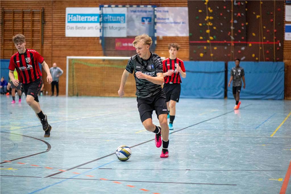 Die Überraschung blieb aus: U19-Westfalenligist TuS Haltern am See hat sich bei der Hallen-Stadtmeisterschaft der A-Junioren souverän mit drei Siegen aus drei Spielen durchgesetzt. Zweiter wurde der SV Bossendorf, Dritter die JSG ETuS/Lippramsdorf und Vierter der SV Hullern.