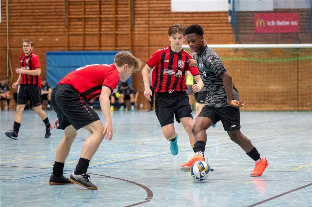 Die Überraschung blieb aus: U19-Westfalenligist TuS Haltern am See hat sich bei der Hallen-Stadtmeisterschaft der A-Junioren souverän mit drei Siegen aus drei Spielen durchgesetzt. Zweiter wurde der SV Bossendorf, Dritter die JSG ETuS/Lippramsdorf und Vierter der SV Hullern.