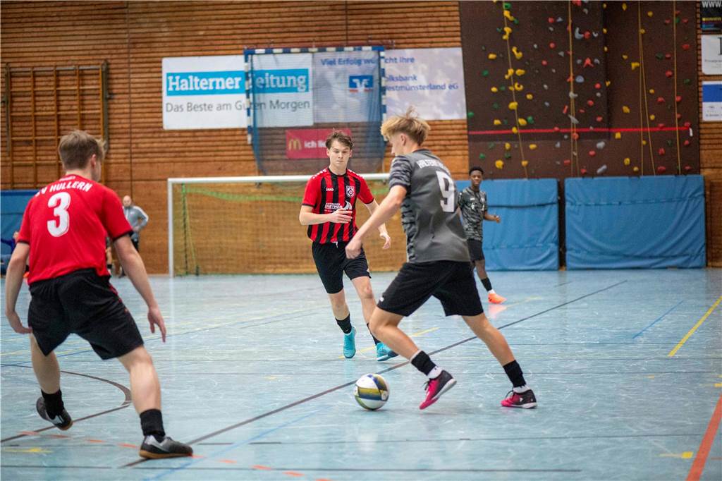 Die Überraschung blieb aus: U19-Westfalenligist TuS Haltern am See hat sich bei der Hallen-Stadtmeisterschaft der A-Junioren souverän mit drei Siegen aus drei Spielen durchgesetzt. Zweiter wurde der SV Bossendorf, Dritter die JSG ETuS/Lippramsdorf und Vierter der SV Hullern.