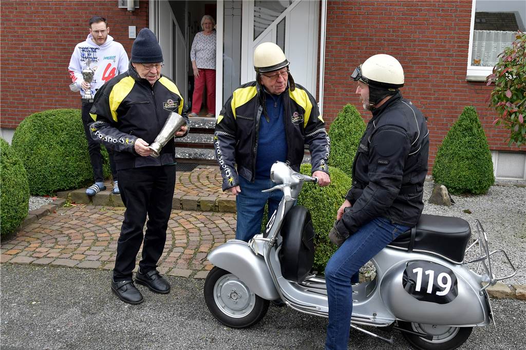 Nordkirchen: Bernd Schlüter am 88. Geburtstag mit einer Vespa überrascht Die Überraschung war gelungen: Zu seinem 88. Geburtstag bekam Bernd Schlüter (2.v.r.) Besuch auf zwei Vespa-Rädern, von Karl-Gustav Sander (M.) und Reinhold Schlierkamp (r.). Darüber freuten sich auch Schlüters Enkel und Tochter.