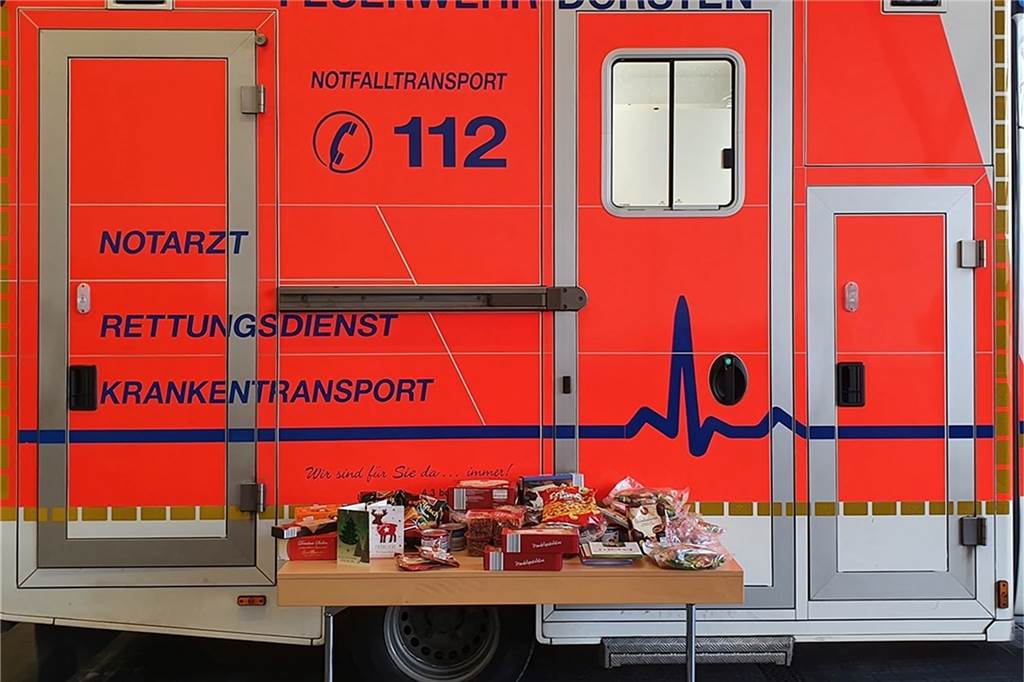 Weihnachten für Feuerwehr Dorsten: Kaminbrand und ein sündiges Präsent Die Überraschungspräsente baute die Feuerwehr auf einem Gabentisch auf.