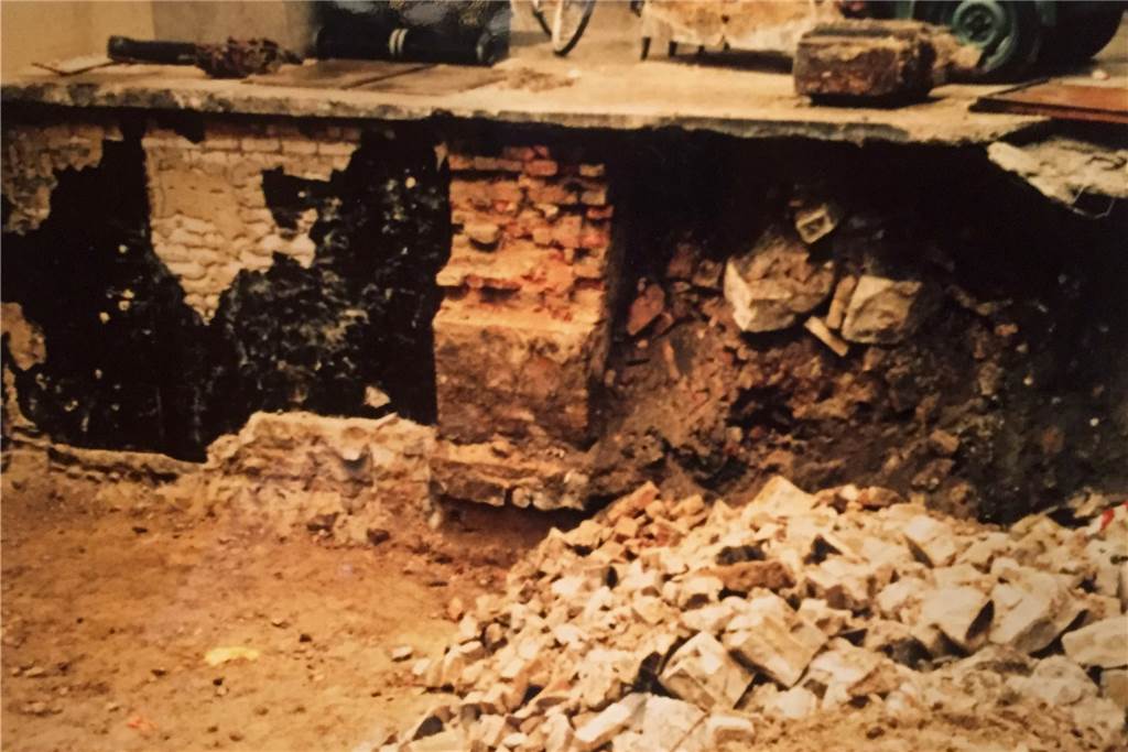 Gasse am Werner Marktplatz bekommt bald ganz besondere Bodenplatten Die Überreste der alten Synagoge am Werner Marktplatz im Jahr 1978. Heute gehört die Fläche zum Gastronomiebetrieb Fränzers.