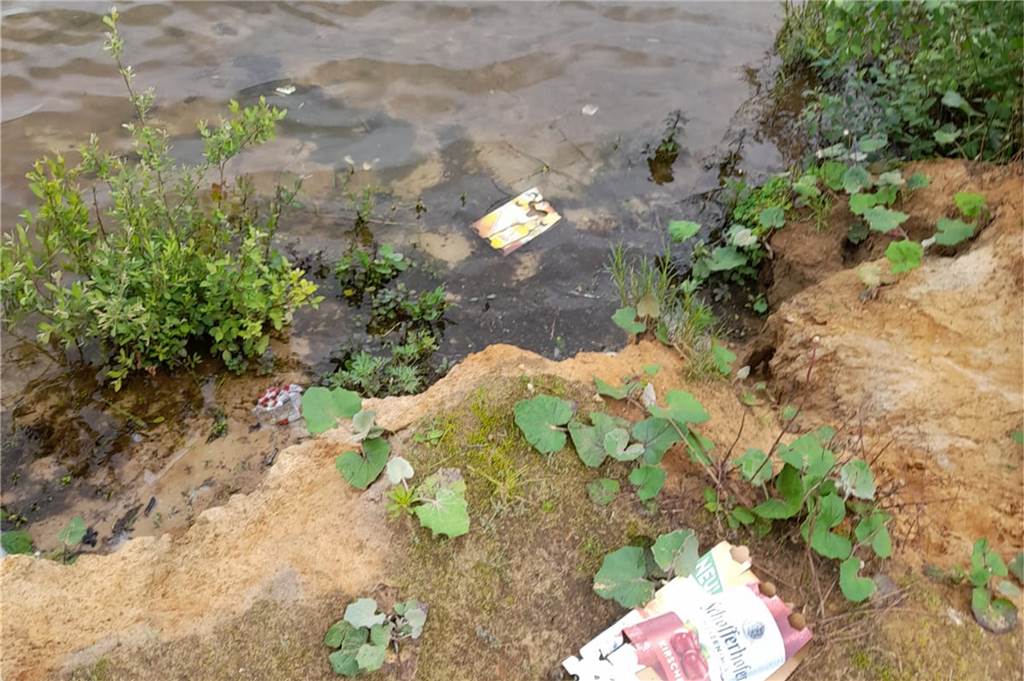 Wildparker, Saufgelage, Müllberge: Wieder Ärger am Strönfeldsee Die Überreste der Saufgelage liegen am und im Strönfeldsee.