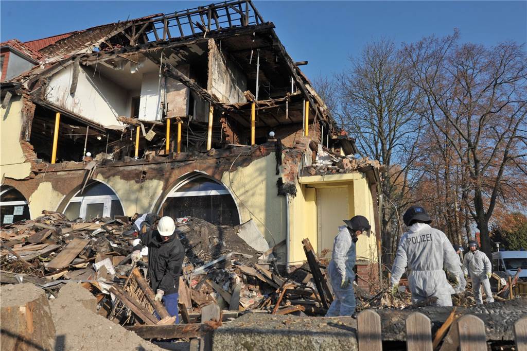 Terroristen hatten 50 mögliche Anschlagsziele in Dortmund im Visier Die Überreste des Hauses der rechtsextremen Terrorzelle NSU in Zwickau, das bei einer Explosion zerstört wurde: In dem Schutt fanden die Ermittler zahlreiches Material zu möglichen Anschlagszielen in Dortmund.