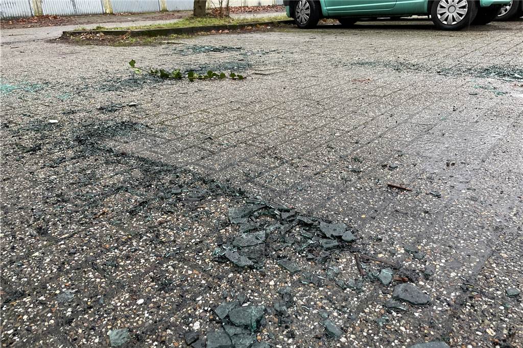 In der Nacht zu Weihnachten brennen Autos: Klaudiusz Kapica sorgt sich Scherben liegen auf dem Boden eines Anwohnerparkplatzes in Deininghausen.