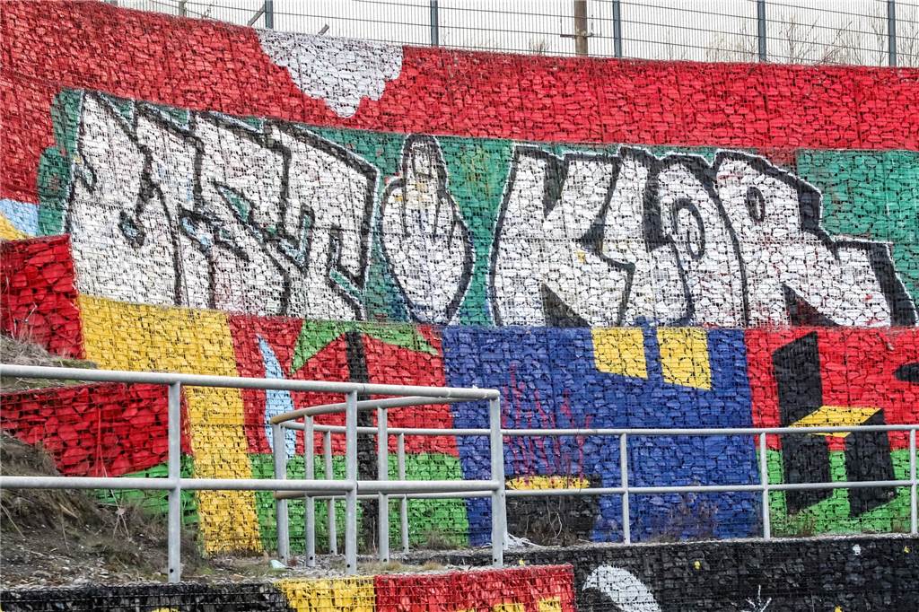 Schon wieder illegale Graffiti auf der Gabionenwand an der B54 Die übersprühte Stelle befindet sich im oberen Teil des legalen Grafittis.
