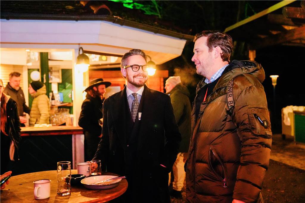 Viele Menschen bei der Überstunde im Freischütz in Schwerte.